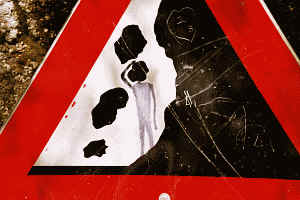 Steinschlag Gefahr Schild f&uuml;r menschen