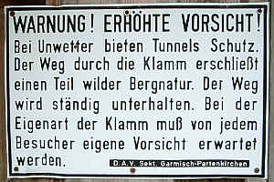 Warnung! Erhöhte Vorsicht! Bei Unwetter bieten Tunnel Schutz