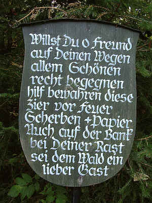 Willst Du o Freund auf Deinen Wegen allem Schönen recht begegnen, hilf bewahren diese Zier vor Feuer, Scherben und Papier. Auch auf der Bank bei Deiner Rast sei dem wald ein lieber Gast.