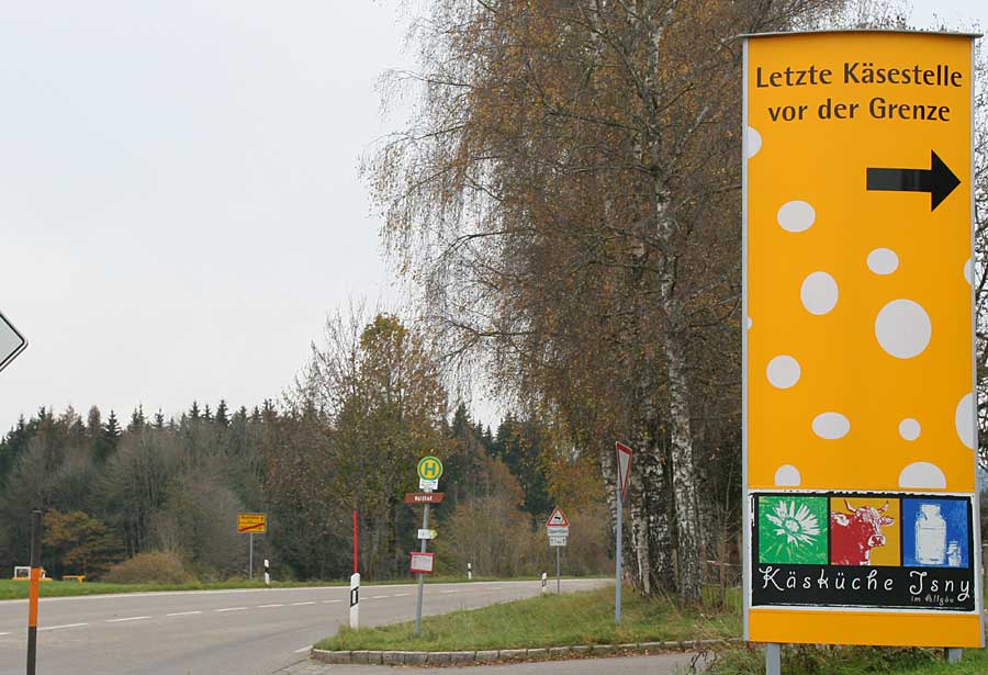 Staatsgrenze Baden Württemberg - Bayern - das geht doch nicht aus den Köpfen heraus - Letzte Käsestelle vor der Grenze - kurz mal Käse tanken, Benzin gibt es erst wieder in Bayern