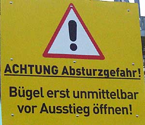 Achtung Absturzgefahr - Bügel erst unmittelbar vor Ausstieg öffnen - Oberstdorf