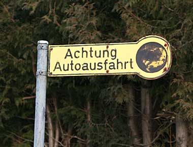 Achtung Autoausfahrt - damit hat man vor ca. 100 Jahren vor wildgewordenen Automobilisten gewarnt. Heute (2007) noch in Lindenberg