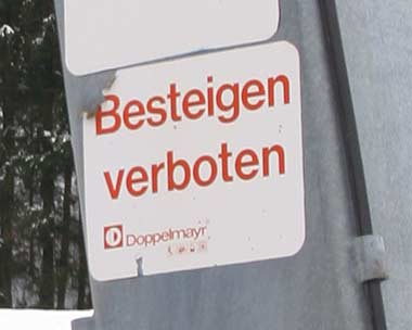 Besteigen Verboten (vom Skiliftmast) - Text und Pictogramme für den sicheren Schlepplift Betrieb