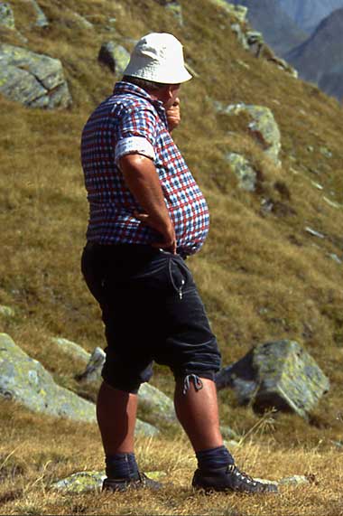 echter Allgäuer Bergwanderer auf 2000 m eehöhe mit einem kleinen Bäuchlein