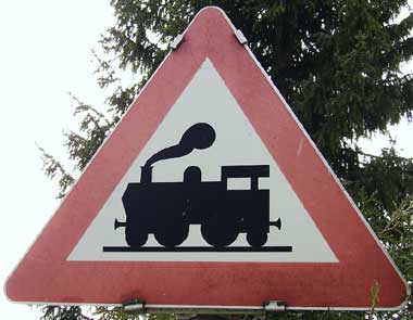 Verkehrszeichen: Bahnübergang, achten Sie auf Dampfloks