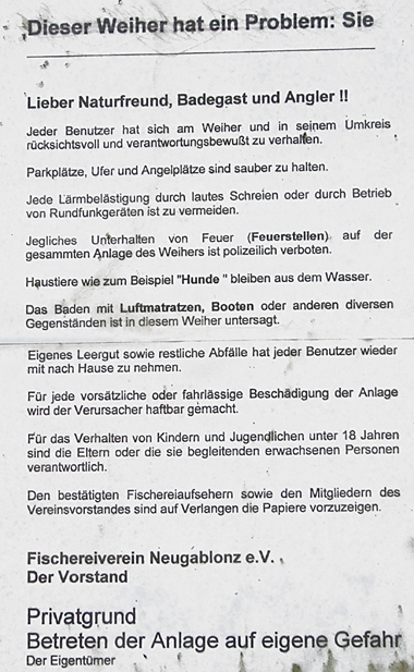 Dieser Weiher hat ein Problem und das sind Sie! Eigentlich darf man das Wasser nur betrachten, mehr nicht!