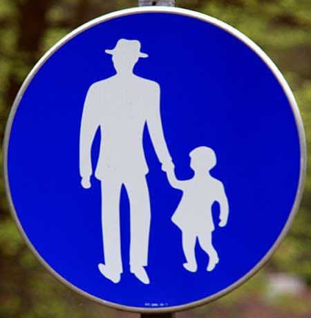 2006 - Verkehrszeichen: Vater mit Kind