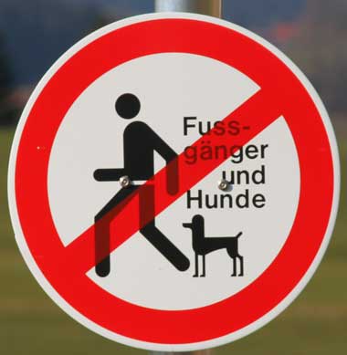 Verkehrsschild Verbot für Fussgänger und Hunde