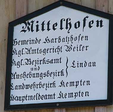 Historisches Ortsschild Mittelhofen an der KuK Gaststätte "Schwarzer Adler"