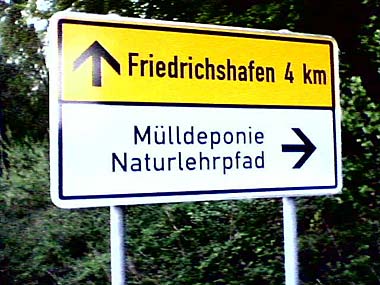 Man findet diese Hinweistafel von Markdorf kommend Richtung Friedrichshafen und ein fast identisches  Hinweisschild von Friedrichshafen kommend, wenn man der Nebenstrecke nach Meersburg folgt (April 2007) Markus Schratt