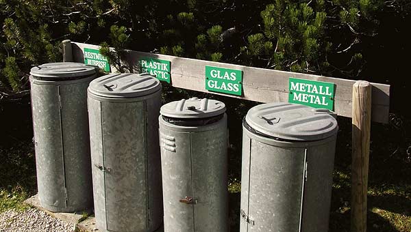 Wertstoffinsel im Allgäu -> Mülltrennnung in Glas - Papier - Plastik und Restmüll im Wegelosen hochalpinen Bereich