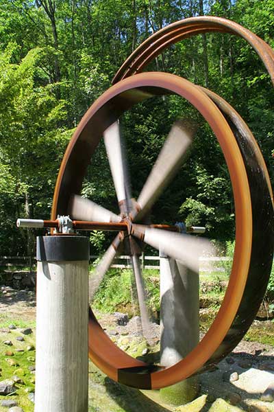 rasendes Wasserrad in den Scheidegger Wasserfällen