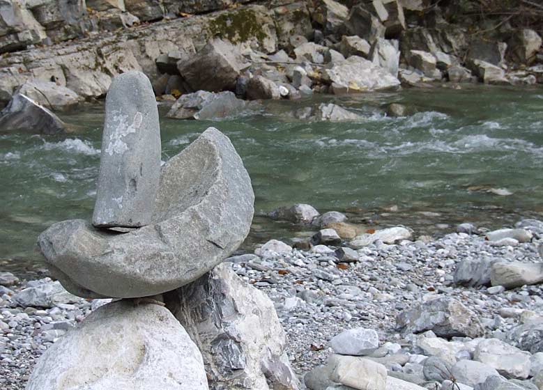 Steinmandl im Bärengraben (Ostallgäu) - Landart im Bach