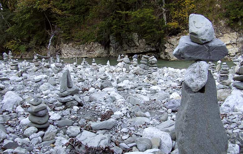 Steinmandl im Bärengraben (Ostallgäu) - Landart im Bach