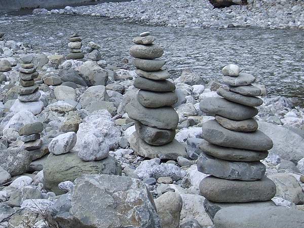 Steinmandl im Bärengraben (Ostallgäu) - Landart im Bach