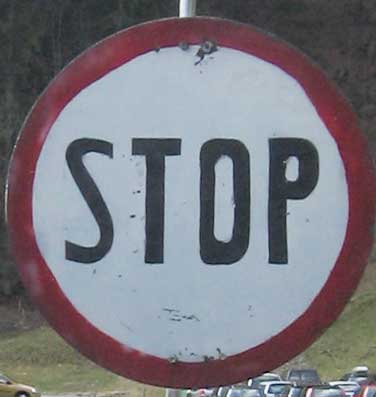 Verkehrszeichen: Stopp Schild - Selbstgemacht vor 60 Jahren tut es heute noch seinen Dienst!  Breitachklamm April 2007 