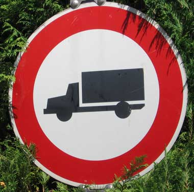 Lindenberg 2007 - der LKW ist schon etwas älter, das Schild ist aber nagelneu und erst vor kurzem montiert (Lindenberg 2007)