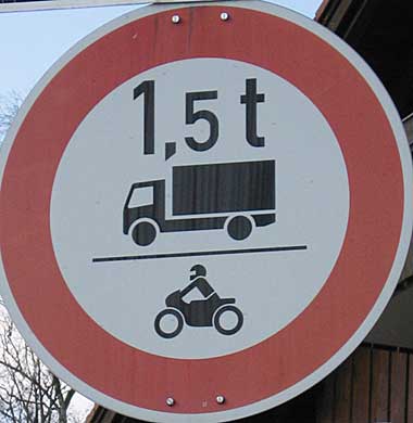 Fischen April 2007 Verkehrszeichen für Verkehrsverbot für LKW mit mehr als 1,5 t Gewicht  Gibt es solche LKW  der Golf hat 1,6 Tonnen Leergewicht