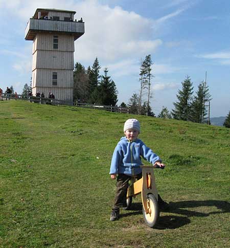 Wie kommt der 3 jährige Steppke auf den Hauchenberg???? Des Rätsels Lösung - Papa hat die 250 Höhenmeter das Laufbike hochgetragen - :-)