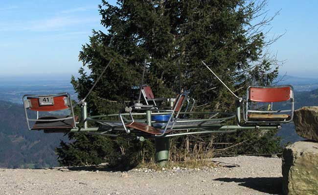 Rest der alten Mittagbahn mit dem Seilscheibe der Bergstation und 4 Sesseln als Karrusell 2008 zu finden