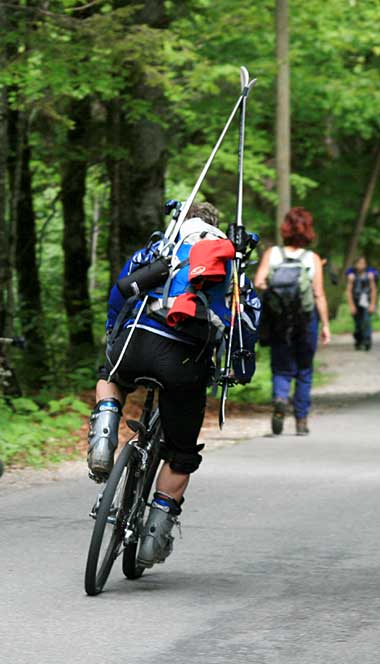 Mit den Skischuhen kann man trockenen Fusses tiefe Bäche durchfahren und hat beim stürzen auch noch einen optimalen Knöchelschutz!