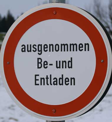 Verkehrszeichen: Ausgenommen Be- und Entladen - Simmerberg - Fa.Zimmermann, öffentlicher Durchgangsweg zum Skilift - was soll hier verboten werden????
