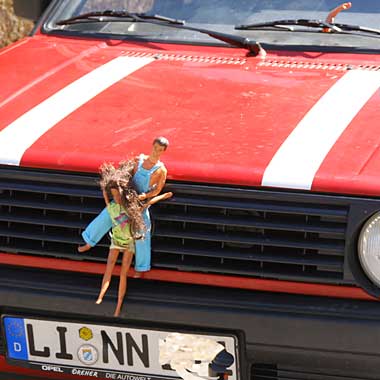 Barbie und Ken gemeinsam in der Öffentlichkeit im Allgäu - mit dem abgerissenen Arm von Barbie am Wisdcher