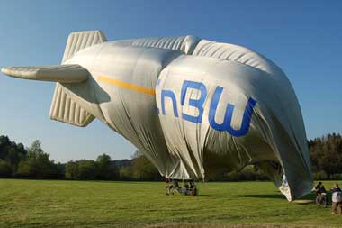 kurz vor dem Zusammenfallen der Lufthülle eines Blimp