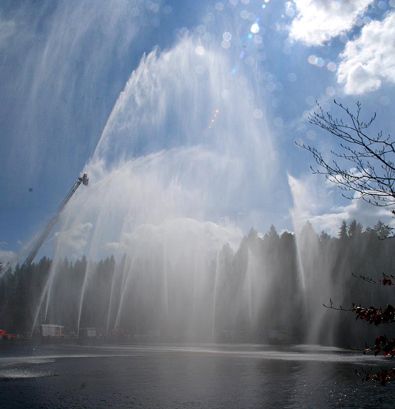 wenn grosse Jungs mit Wasser spielen dürfen - 1500 cbm Regenwasser in Lindenberg