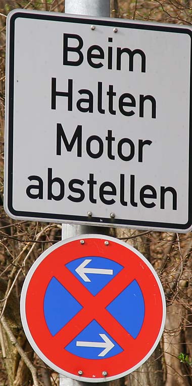 Bei geschlossener Schranke ist in Wangen das Anhalten im absoluten Halteverbot nur erlaubt, wenn der Motor abgestellt wird?????????