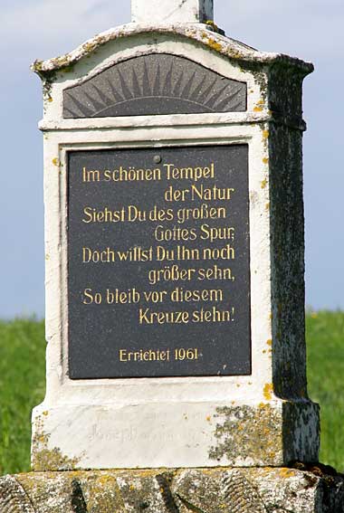 Früher, als es noch nicht an jeder Ecke im Allgäu ein Wegkreuz gab, war es üblich, den Herrgott mit einer Ehrbezeigung zu grüssen. Dazu hat es keiner Aufforderung gebraucht.