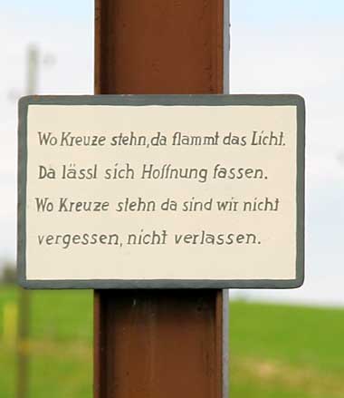 Wo Kreuze stehn, da flammt das Licht. Da lässt sich Hoffnung fassen. Wo Kreuze Stehn da sind wir nicht vergessen, nicht verlassen