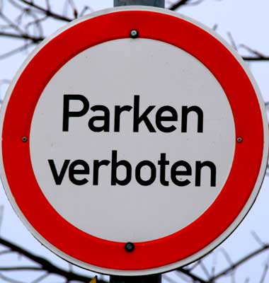 Verkehrszeichen: Parken verboten - Simmerberg auf dem Geländer der Fa. Schmidt