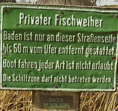 Schild: Baden fast verboten - nur an dieser Strassenseite erlaubt