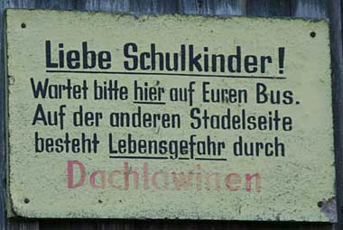 Liebe Schulkinder! Wartet bitte hier auf Euren Bus. Auf der anderen Stadelseite besteht Lebensgefahr durch Dachlawinen - Heimenkirch 2008