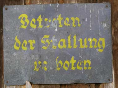 Stallung - betreten verboten - Heimenkirch, Nadenbergstr.  2008 - das Schild ist mehr als 60 Jahre alt!!