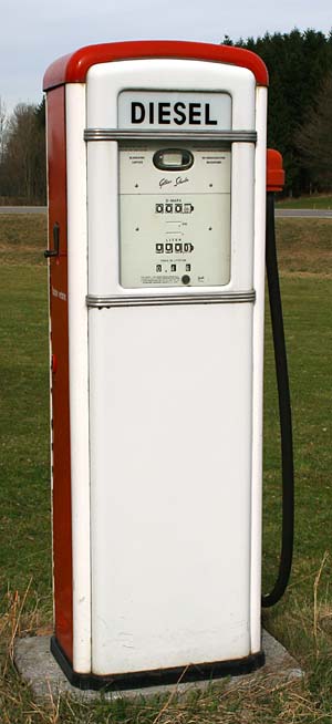 historische Strasse mit historischer Tankstelle in Sommers (Zwischen Wangen und Ravensburg) 2008