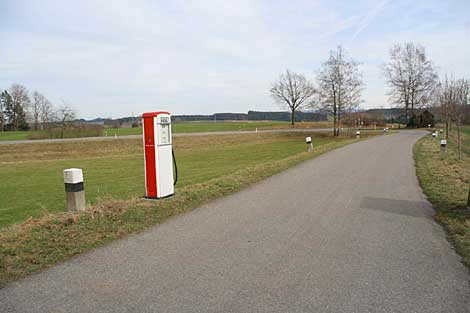 historische Strasse mit historischer Tankstelle in Sommers (Zwischen Wangen und Ravensburg) 2008