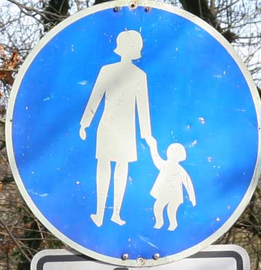 Verkehrszeichen: Fussgängerweg - mit weiblichen Rundungen in Wangen beim Bahnübergang März 2008