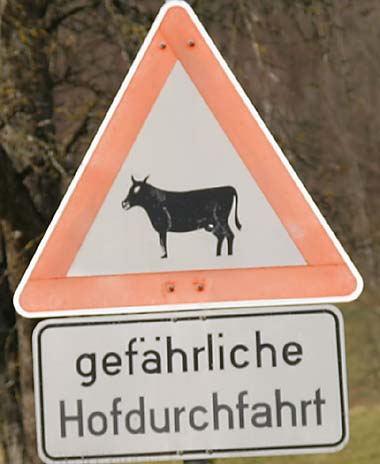 Verkehrszeichen Achtung, gefährlche Hofdurchfahrt - Ich dachte dass 2008 die Zeiten sind vorbei wären, als Bauern mit der Mistgabel auf stinkende Automobilisten losgegangen sind Amzell 2008