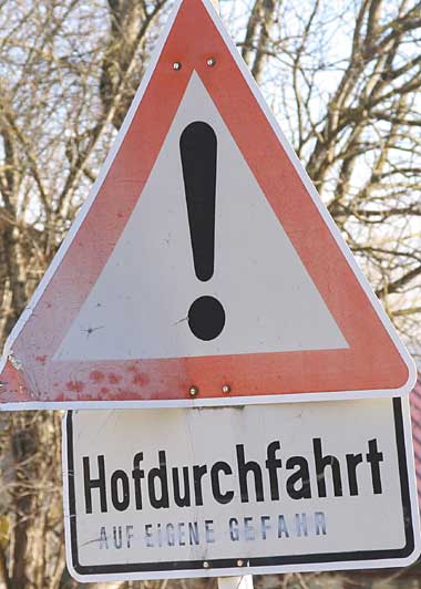 Verkehrszeichen Achtung, gefährlche Hofdurchfahrt - Ich dachte dass 2008 die Zeiten sind vorbei wären, als Bauern mit der Mistgabel auf stinkende Automobilisten losgegangen sind Amzell 2008