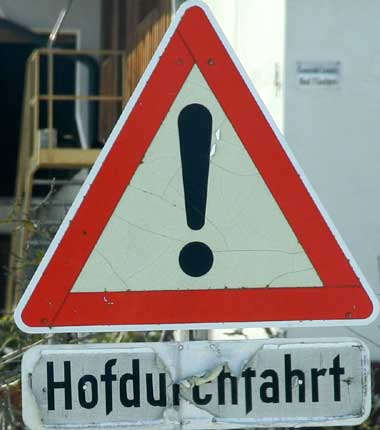 Verkehrszeichen Achtung, gefährlche Hofdurchfahrt - Ich dachte dass 2008 die Zeiten sind vorbei wären, als Bauern mit der Mistgabel auf stinkende Automobilisten losgegangen sind Fünfers 2008