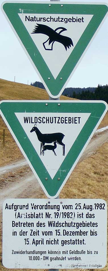 Verkehrsschild Naturschutzgebiet - Naturschutzgebiet und Verkehrsschild Naturschutzgebiet und Wildschutzgbeit - Brunnen Ostallgäu