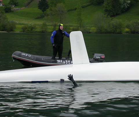 das Bild mit der Hand und das daneben stammen von einer gemeinsamen Kenterübung mit der Wasserwacht