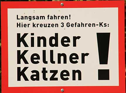 Achtung auf Kinder, Kellner und Katzen in der Badwirtschaft Malleichen (Gestratz Westallgäu)