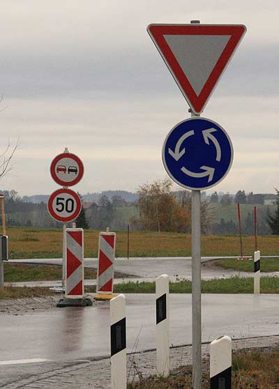 &Uuml;berholverbot und Geschwindigkeitsbeschr&auml;nkung auf 50 km/h im Kreisverkehr - sinnvolle Regelung, damit nicht wieder der Kreisverkehr als Sprungschanze missbraucht wird