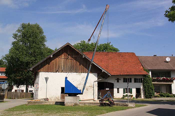 Alter Mistkran zur Dungverladung auf einen Anhänger in Bidingen (Ostallgäu) 2009