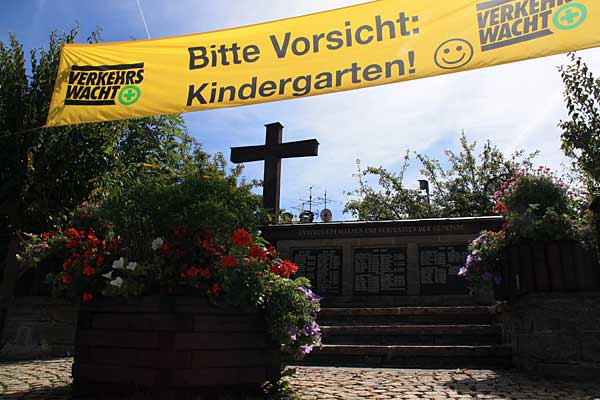 Der Sandspielplatz am Waldsee in Lindenberg mit seiner Nichtschwimmer Grenze - Grenze für Nichtschwimmer, FKK, nackig oder angezogen Rettungsleiter für Wanderer