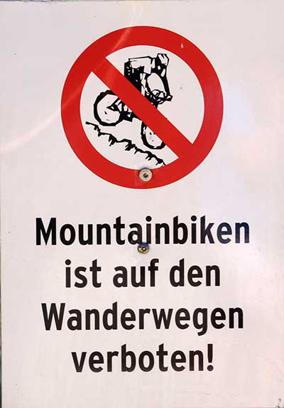 Schützt unsere Bergwelt - Respektvoll miteinander - im Bereich des Fellhornes ist das Mountainbiken auf den Wanderwegen verboten - sprich überall, da auf den Wiesen ja auch