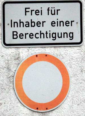 Bad Waldsee 2009 - wer darf hier auf dem Friedhof fahren, die Einwohner? Haben alle Einwohner und Anlieger eine Berechtigung und Parkerlaubniss oder nur Ausgewählte? - die Vorstellung alleine ist schön gruselig